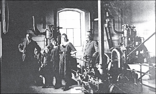 Семья смотрителя маяка в машинном зале. Фото 1920 года.