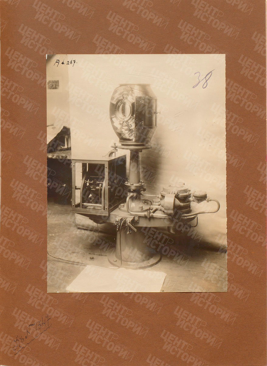 Фото оптического аппарата, представленное фирмой «Газо-аккумулятор» (РГА ВМФ, Ф. 404. О.3., Д. 2212, Л. 38).