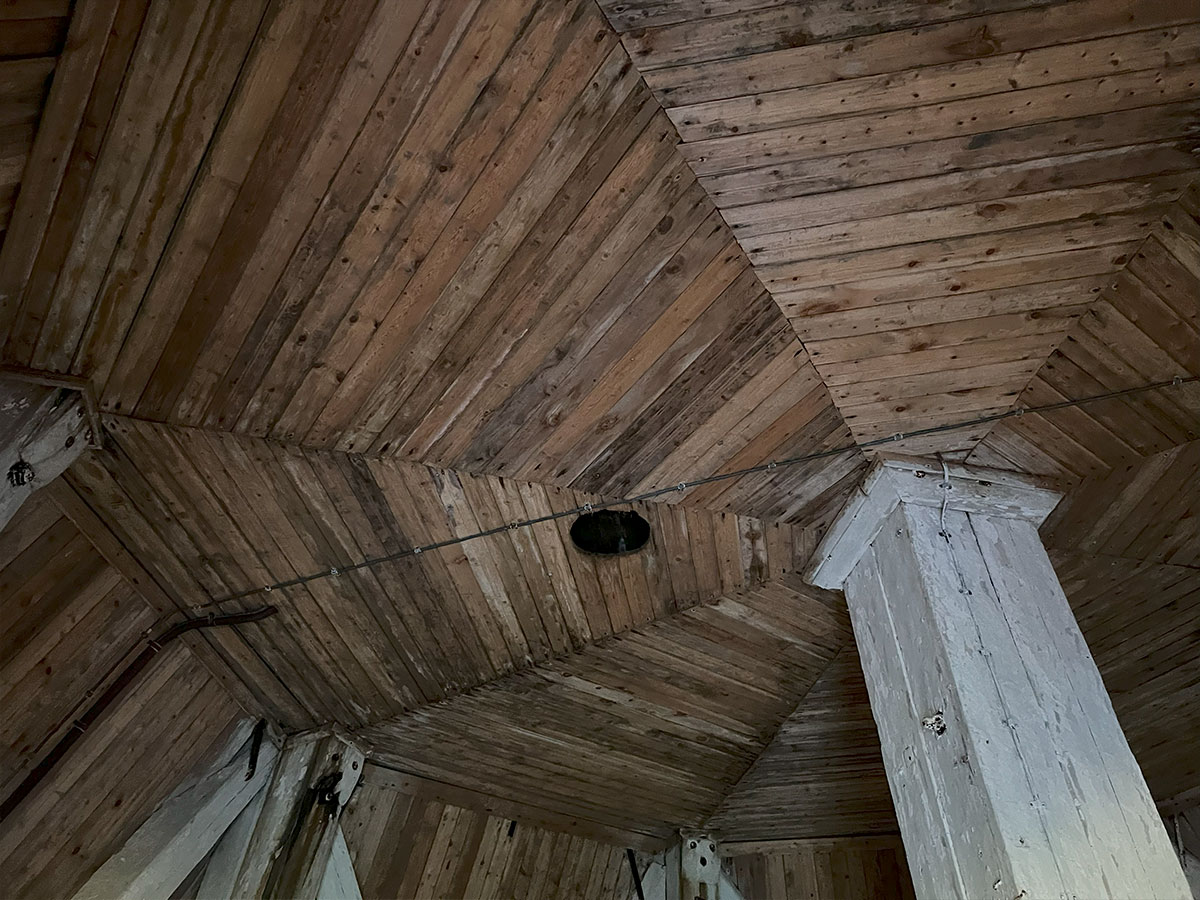 Потолок первого яруса, выполненный из строганной доски.