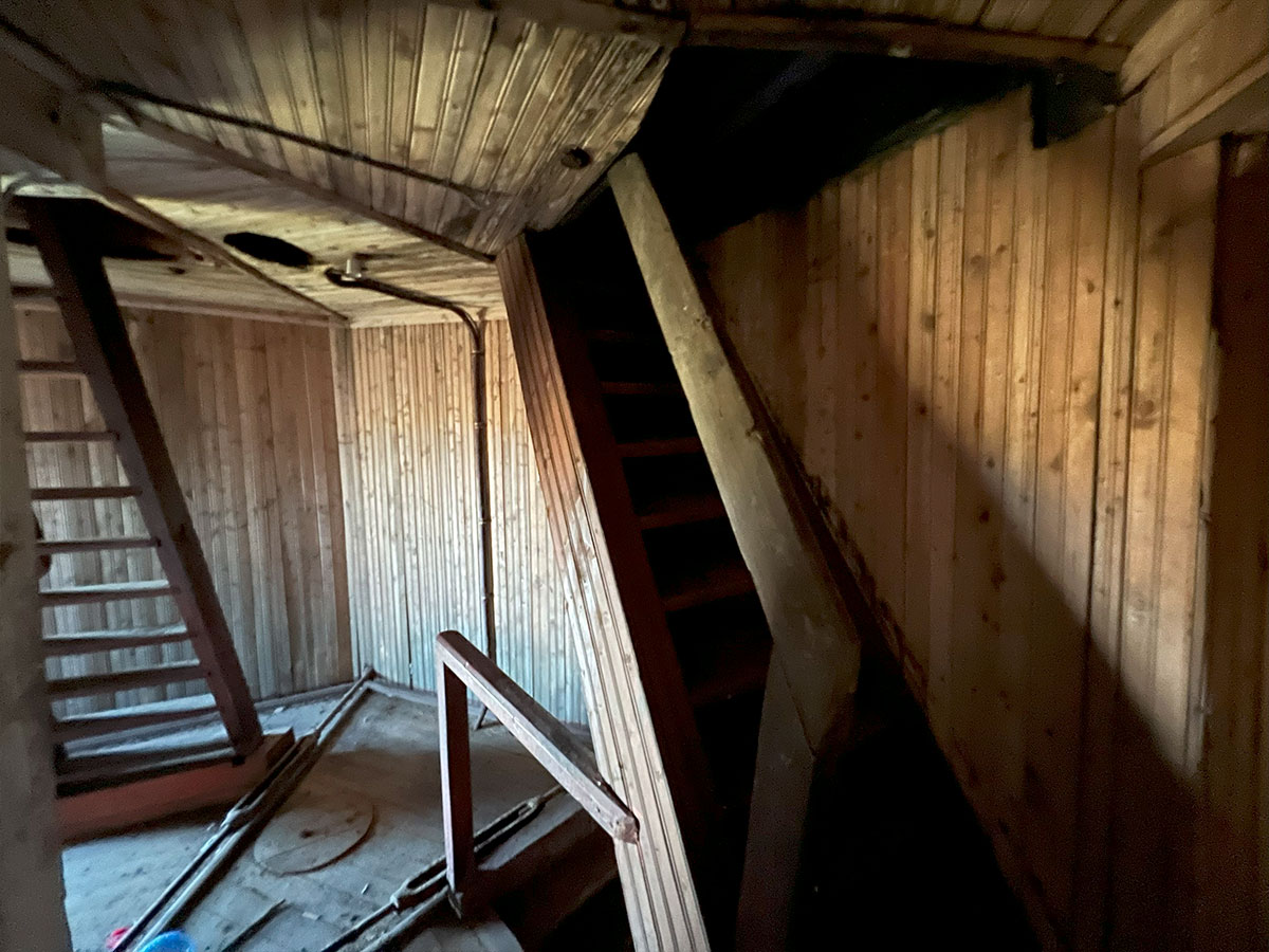 Третий уровень башни. Видны лестница в помещение светового аппарата и лестница на открытую площадку.