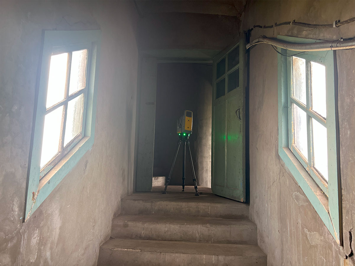 Окна на лестнице, ведущей в башню маяка.