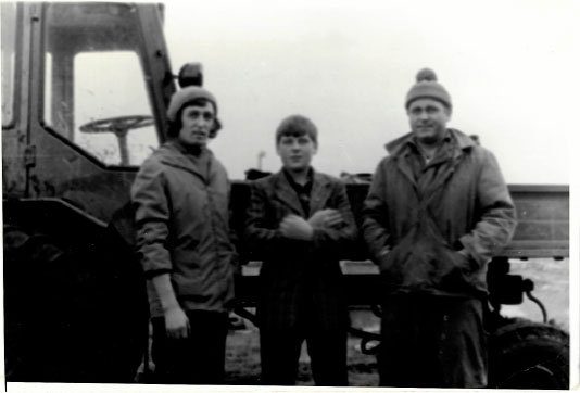 Михаил Горбунов, Владимир Горбунов и В. Гуцу – сотрудники маяка (из личного фотоархива семьи Горбуновых).