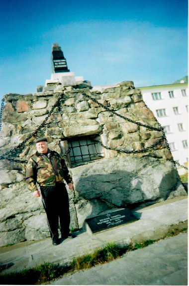 Михаил Горбунов у памятника жертвам интервенции в Гремихе, 2008 г. (из личного фотоархива семьи Горбуновых).